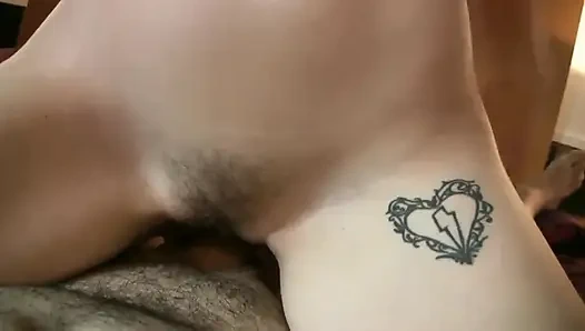 Seks santai di kamar hotel sama gadis remaja bertato