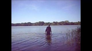 Nadando com roupa de pvc no lago