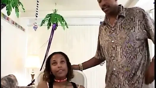 Черная сучка с сочными губами хардкорно трахается с черным членом на диване