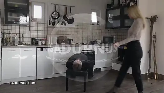 Bayan Amy Douxxx kölenin yüzünde kendini mutlu ediyor