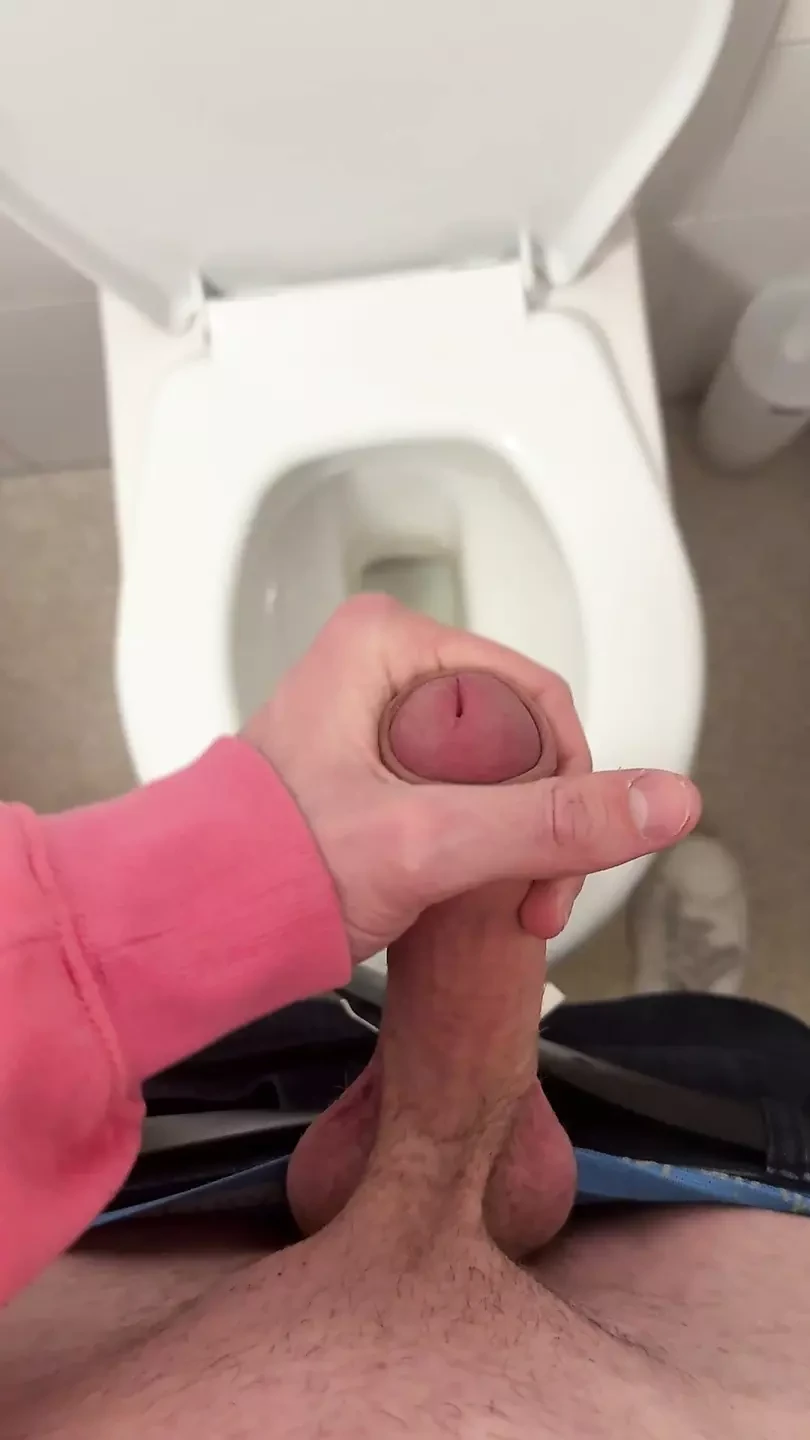 Il giovane gay monta il suo grosso cazzo in bagno