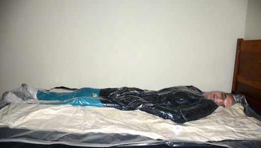 21 de febrero de 2023 - empacado con 5 impermeables de pvc hinchados, 2 delantales de pvc y mis sábanas y colchas de pvc