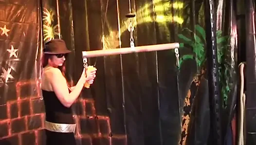 Olgun orta yaşlı seksi kadın retro bdsm'de kıskaçlı amına yumruk sokuyor