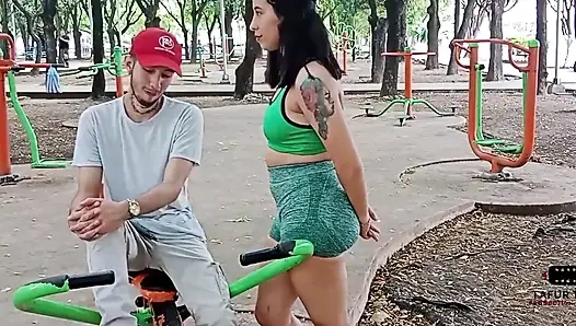 Aku merayu tetanggaku di taman, dan aku memberinya uang untuk menyetubuhi memekku dengan sangat baik sampai crot di mulut cerita lengkap