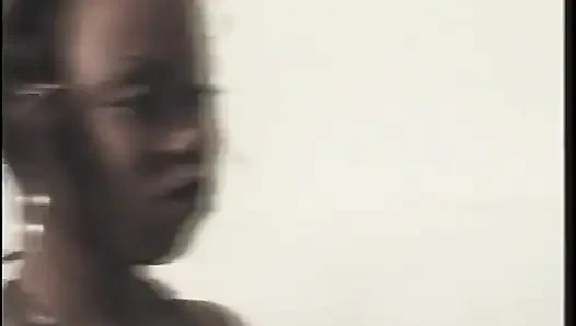 Azgın adam sırayla iki seksi kızla sikişmeyi seviyor