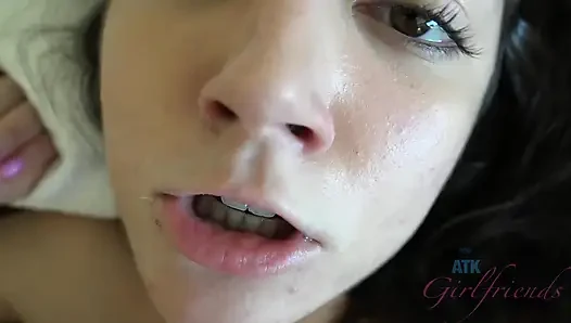 POV: Lily Adams beweist, dass sie eine total squirterin ist, und nimmt schwanz wie ein profi, während ihre hungrige fotze einen riesigen creampie schluckt!