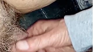 Minha esposa gordinha recebendo sua buceta peluda provocada por meu amigo