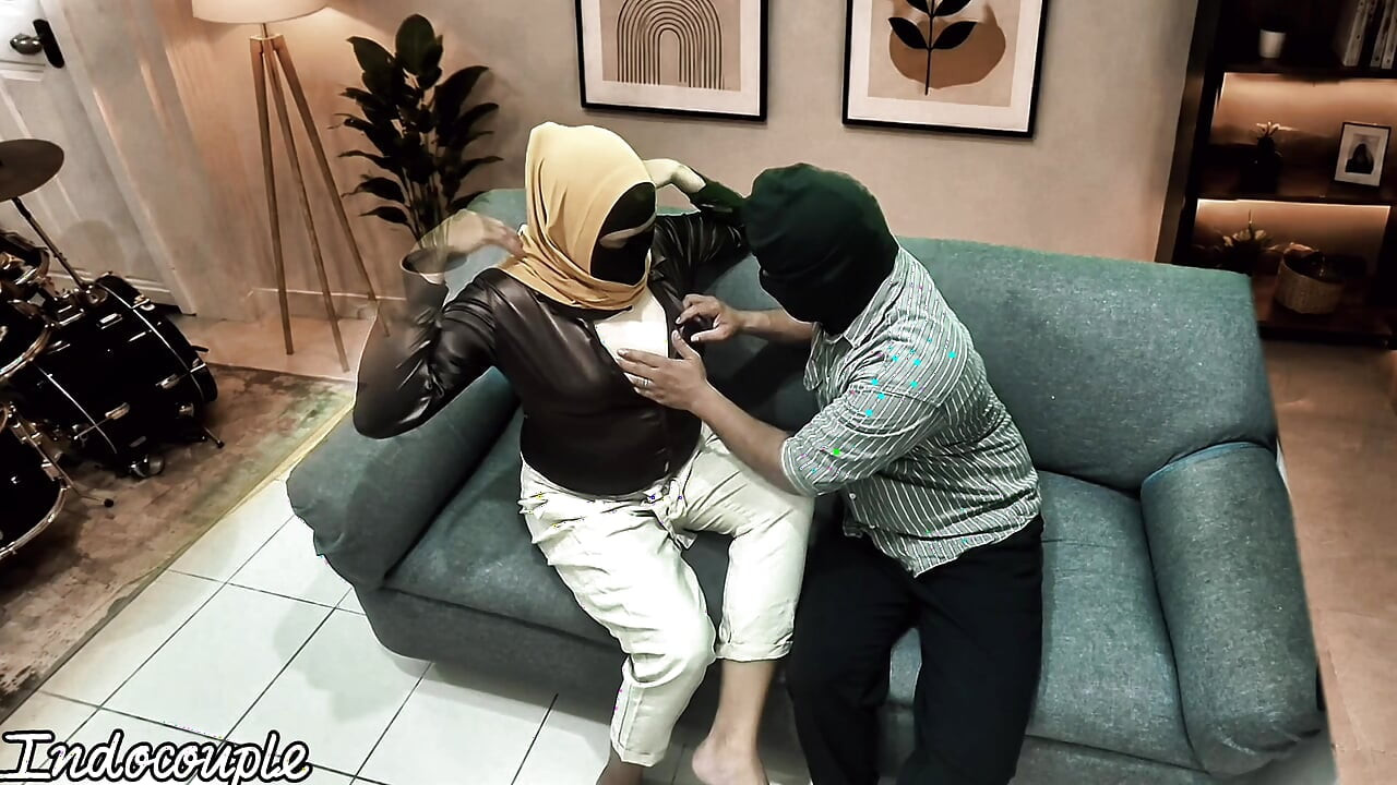 Teman kantor muslim berhijab dan bosnya untuk promosi jilat memek berbulu dan nyepong kontol dan ngentot memek becek