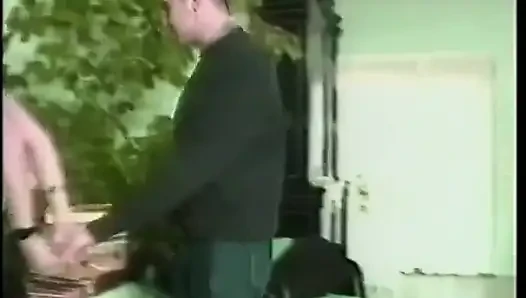 Junge brünette von bi-hengst gefickt und sie benutzt strapon, um arsch zu dritt zu ficken