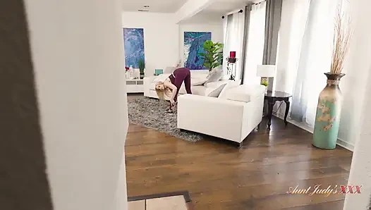 Auntjudysxxx - ateşli orta yaşlı seksi üvey annen Christie Stevens seni antrenmanını izlerken yakalıyor