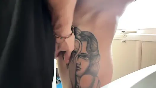 ER RASIERTE MICH, KURZ BEVOR ER MICH Aß