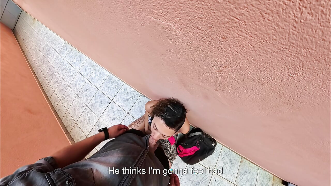 Estudiante atrapada fumando le rasga la ropa y fue follada. Parte 2