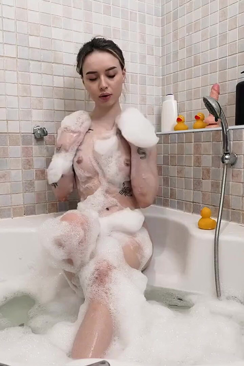 Muhteşem bebek karolina geiman ile banyo zamanı orgazmı