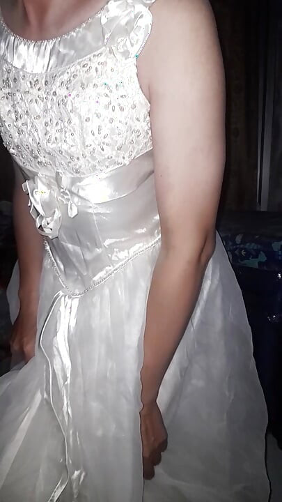 Saten gelinlik üzerinde döl akıyor