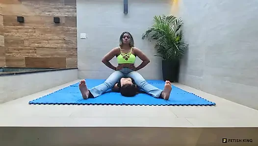 Göğüse oturma - güçlü bacaklar ve kaslar Lebian dövüş kızları