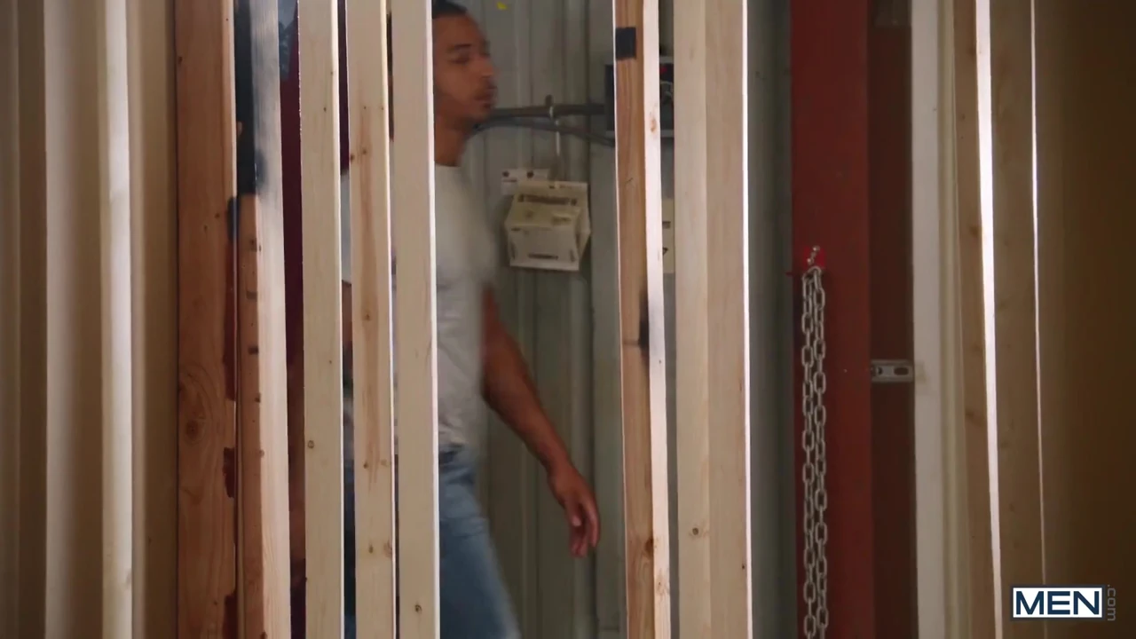 Erkekler - egzotik hunk zario travezz sessizce tatmin olmak için kaçıyor