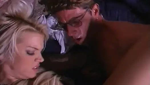 Ateşli sarışın orta yaşlı seksi kadın parmaklanıyor ve yalayarak orgazm oluyor