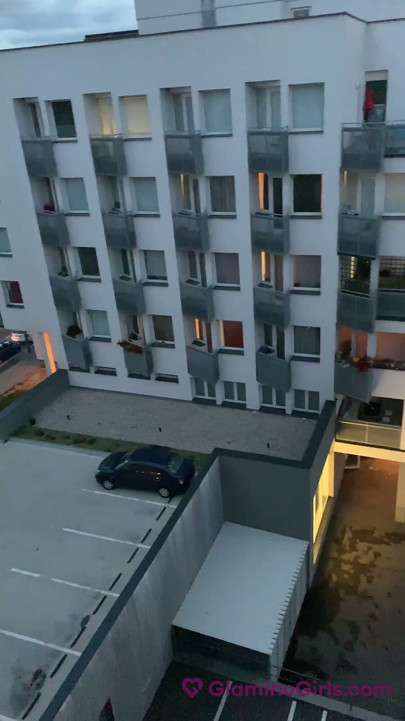 Glamino Girls Thirteen - Del 3 Kira suger kuk på balkongen