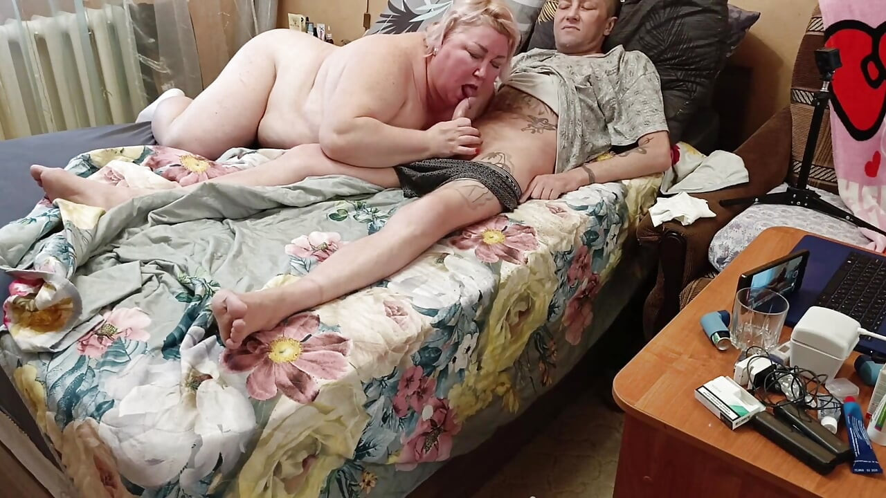 Ibu tiriku dengan toket besar lagi asik nyepong kontol dan spermaku