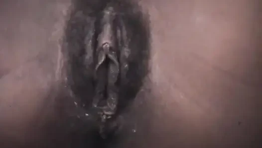 Küçük memeli curiois zenci bebek beyaz yarağa binmeyi seviyor