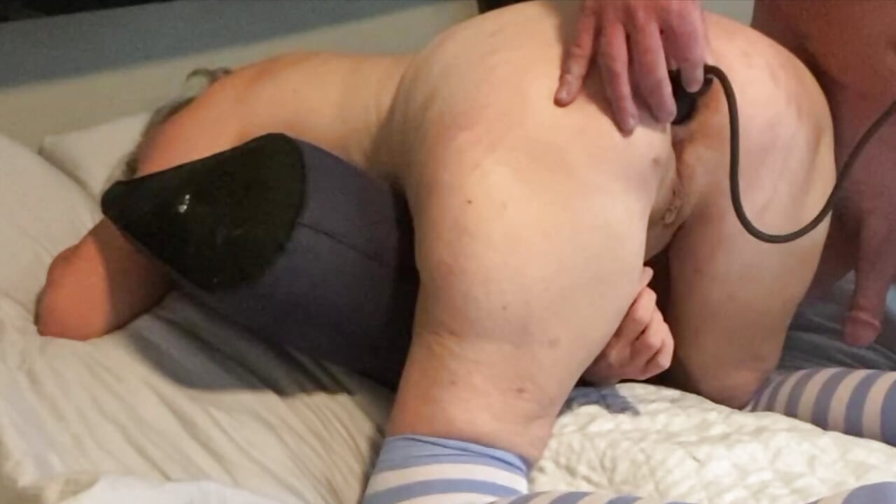 Zrela žena sa velikom guzom savijena i sa naduvanim analnim čepom u dupetu