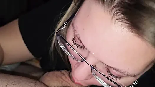 Er füttert mich seinen schwanz hart und beobachtet, wie er sich meine haare packt und mein gesicht fickt, bis er meinen mund mit seiner dicken sahnigen ladung füllt