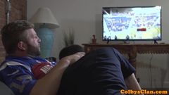 Atleta barbuto cavalca il culo di un ragazzo dopo una partita di rugby