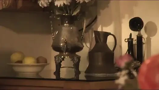 Kız aşağıdan sikilirken büyük kavunlarını okşuyor