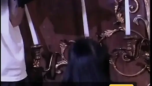 Cewek brunette suka menunggangi seorang pria