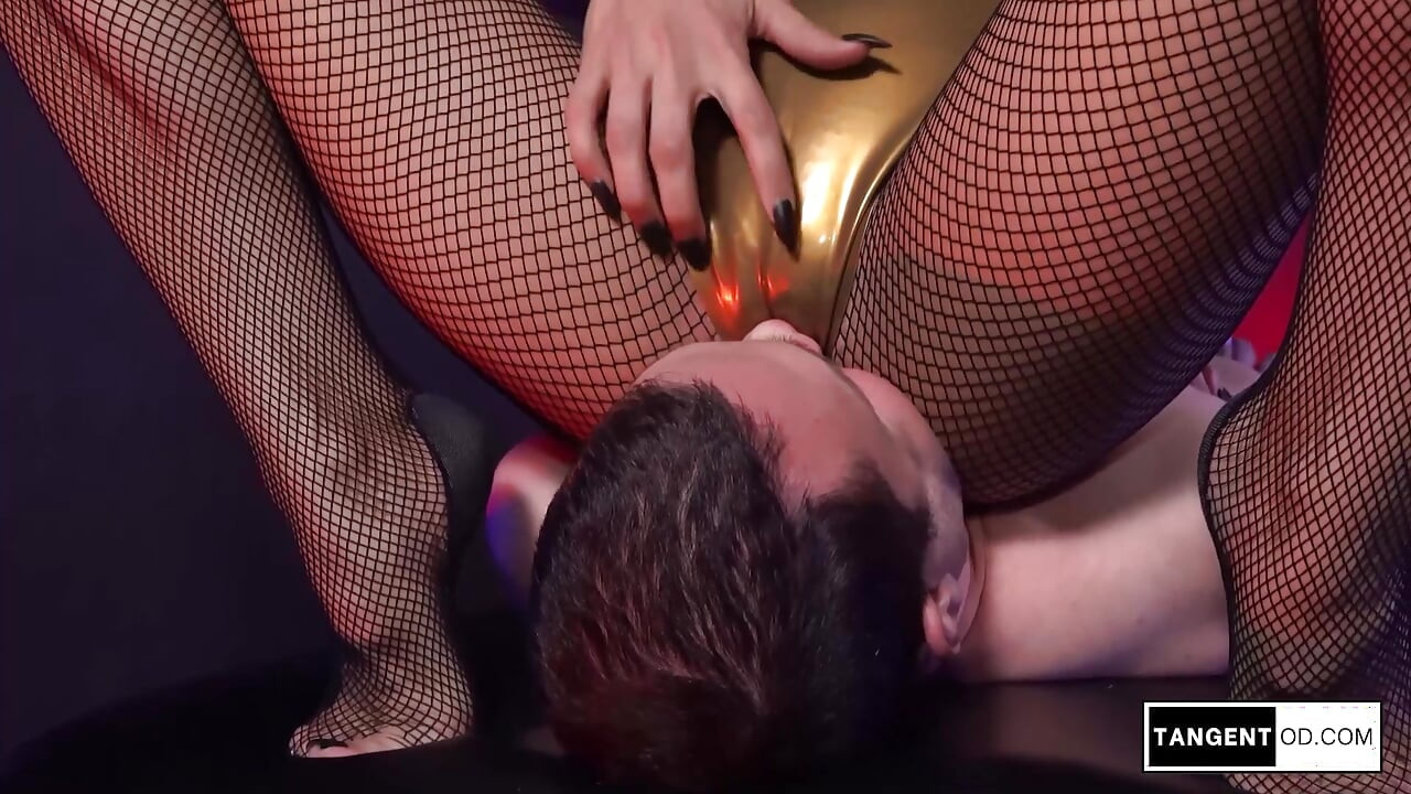 TANGENTOD - Strapdown Facesit Ballbusting With The Goddess