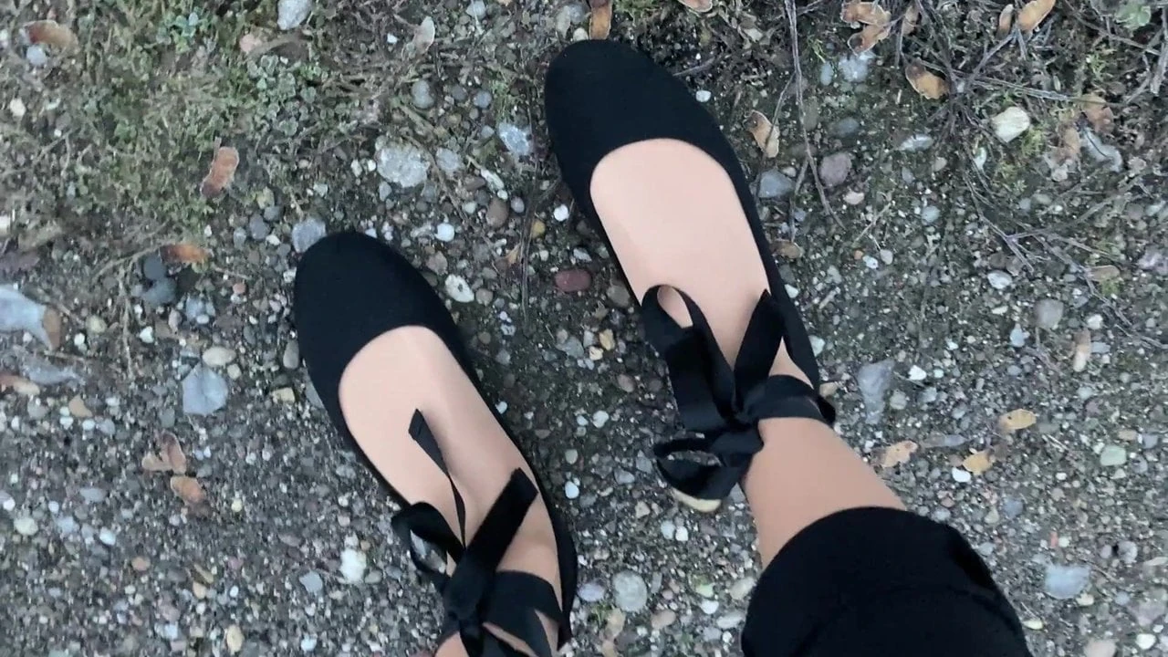 Crossdresser穿着紧身裤在高速公路上摆姿势