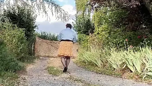 Bir akşam dışarıda çiçeklerle kısa sarı etekle gündelik giyiniyor