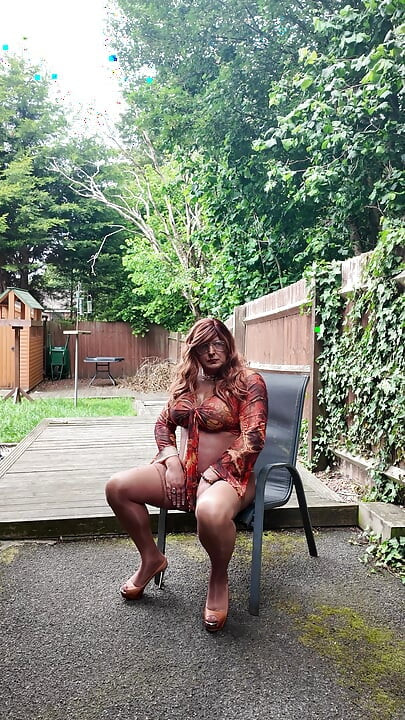 Transvestã¤ttin kellycd2022 masturbiert in sexy tanga-strümpfen und high heels