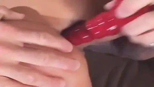 Azgın esmer orta yaşlı seksi kadın vahşi sikişte kalın kırmızı dildoyla esnetiliyor