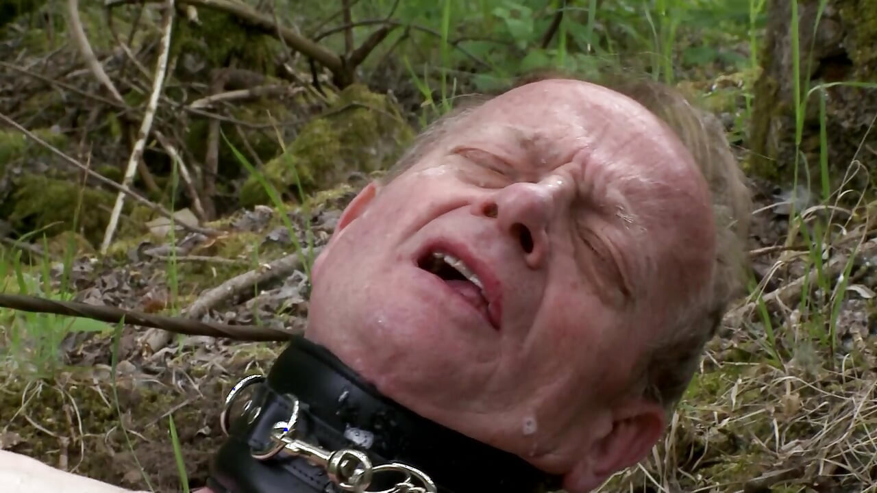 Lady Sadista und Helferin: Dominatrix anal fucks male slave