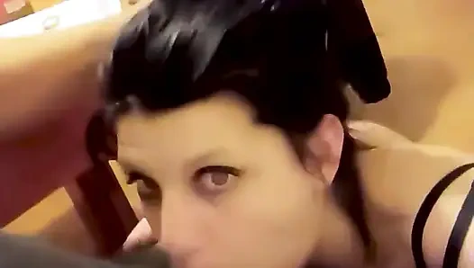 Rekaman seks pelacur jalang ini lagi asik nyepong kontol sambil berlutut