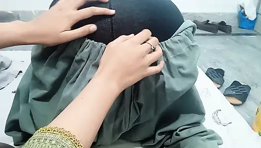 Evli kadın kocasının yarağını parmaklayarak ve güzel hintli karıma boşaltarak sağmayı deniyor
