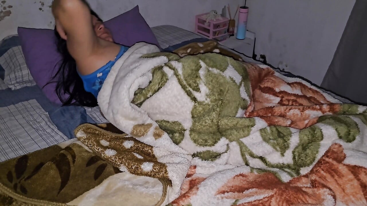 Inocentemente froté el coño de mi hijastra y la polla se deslizó adentro