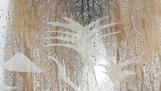 А если ты сопровождаешь меня принимать хороший душ, то твоих рук не хватает