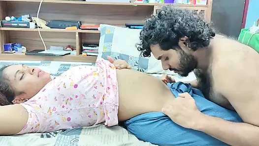 Ateşli çift dudaklarını yalıyor ve göğüslerini basıyor