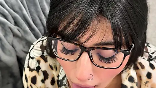 Aaliyah Yasin wird vom kameramann mit sperma bedeckt