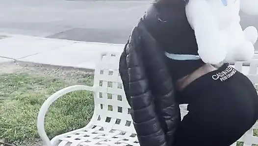 Сосет дилдо и трахает анальный сквирт