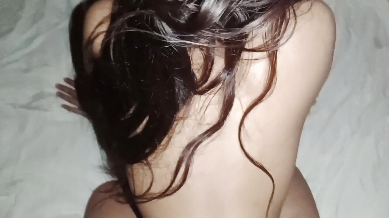 De eerste geheime ervaring van een Bengaals universiteitsmeisje