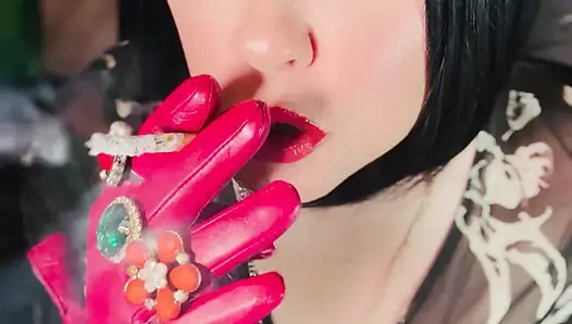 Готеса в кожаных перчатках Tina Snua курит сигарету из пробки 100 - OMI OME Snap вдыхает дрейфующий дым