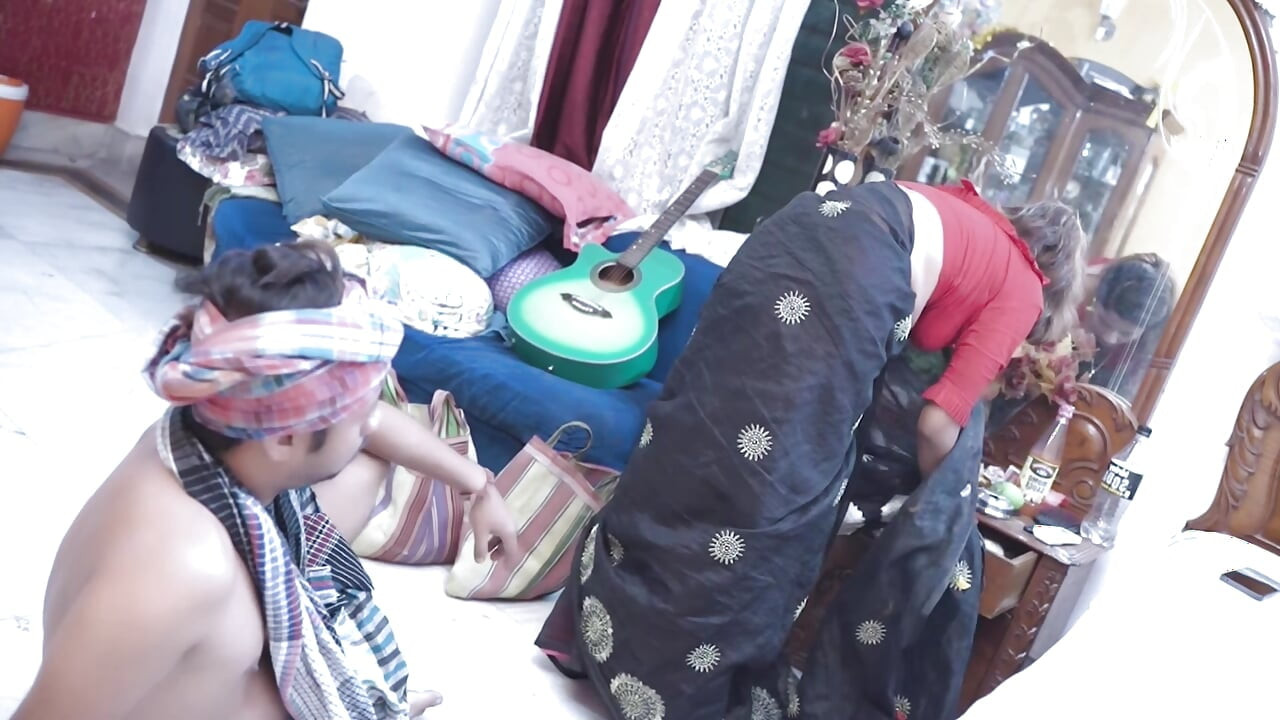 Malkin kaam karwa ke paisa nhi di to naukar ne patak ke chod diya