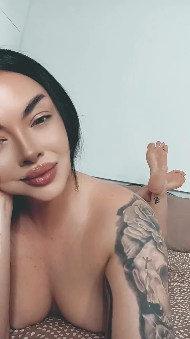Worship Mistress LiliKitten Perfect Body and Curves