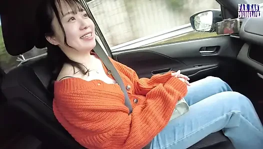 Cewek seksi dengan tubuh langsing lagi asik muasin memeknya pakai strap-on dengan sensasi senyum bagian.1