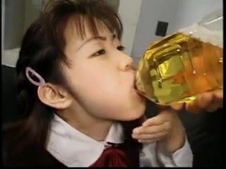 Aziatisch meisje neukt en drinkt pis