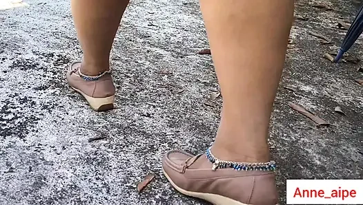 Beyaz ceketli Hindistanlı tombul kız kamera için soyunuyor