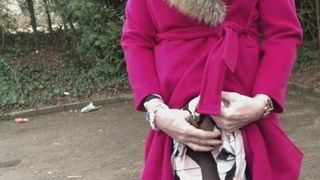 Teaser de masturbation avec un manteau magenta